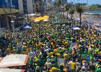Bolsonaristas baianos lotam o Farol da Barra
