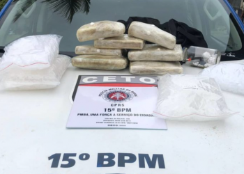 Itabuna: Traficantes fogem da PM e abandonam 7 kg de cocaína
