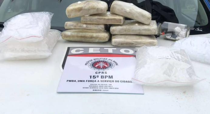 Itabuna: Traficantes fogem da PM e abandonam 7 kg de cocaína