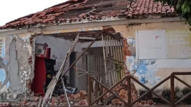 Bandidos explodem caixa eletrônico e Mercado Municipal de Itaparica