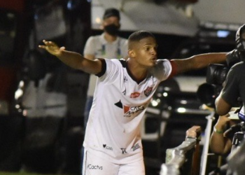 Vitória goleia Cruzeiro no Barradão e dorme fora da zona