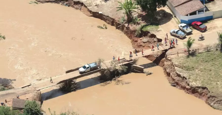 Sobe para 24 o número de mortos das inundações na Bahia