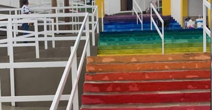 Secretário que usou um monumento histórico da Igreja Católica para homenagear o grupo LGBTQIA+ sonha com a prefeitura