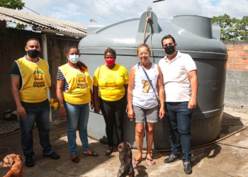 Rivelino do Grupo Facilites entrega poço artesiano ao abrigo de animais em São Sebastião do Passé