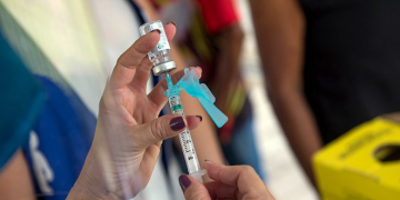 Vacina contra gripe é retomada nesta terça (18) em Salvador