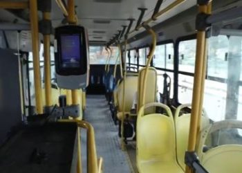 Homens armados com metralhadora assaltam ônibus no Lobato, em Salvador