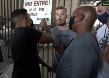 Vereador Gabriel Monteiro fiscaliza fiscais que pegam mercadorias de camelôs