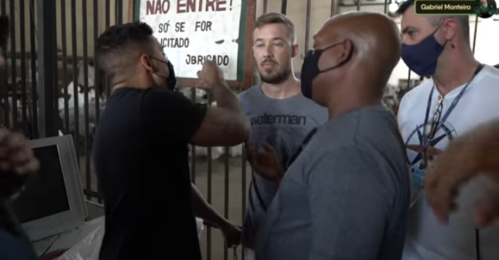 Vereador Gabriel Monteiro fiscaliza fiscais que pegam mercadorias de camelôs