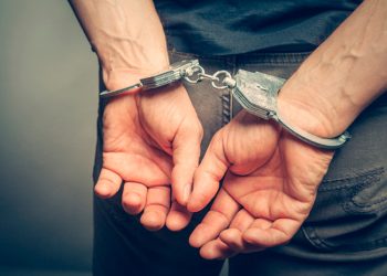 Homem com mandado de prisão é preso em bar no distrito da Caroba