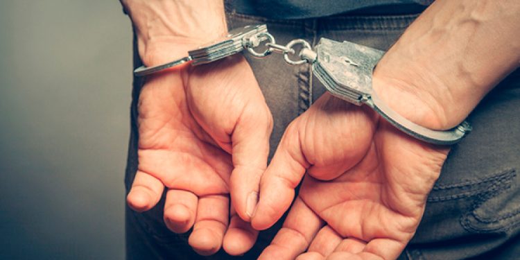 Homem com mandado de prisão é preso em bar no distrito da Caroba