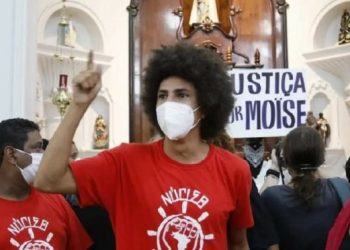 Vereador do PT lidera invasão de igreja católica durante missa
