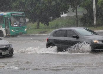 Salvador amanhece com chuva e pontos de alagamento travam trânsito