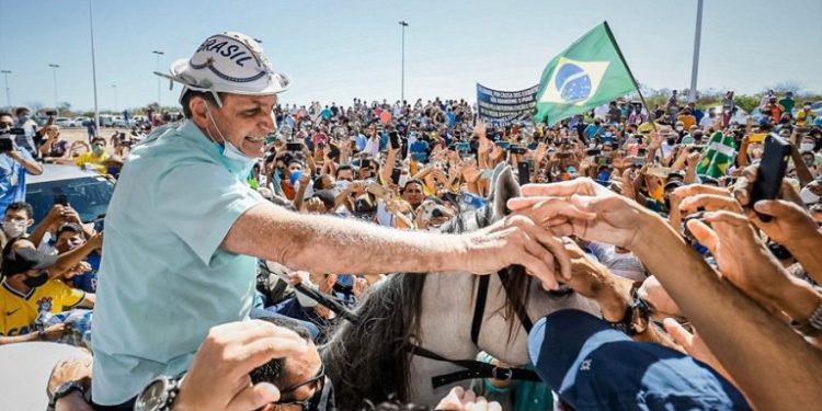 Bolsonaro anuncia pacote de medidas para socorrer e incentivar os mais pobres