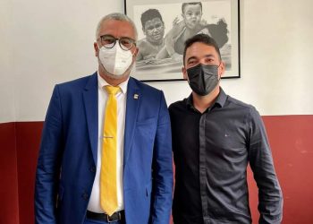 Ex-prefeito afastado pela justiça posa em foto com vereador que lhe chamou de ladrão e corrupto