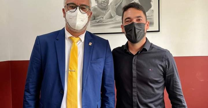 Ex-prefeito afastado pela justiça posa em foto com vereador que lhe chamou de ladrão e corrupto