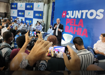 Leão é anunciado pré-candidato ao Senado e diz que ganhou um “Neto”