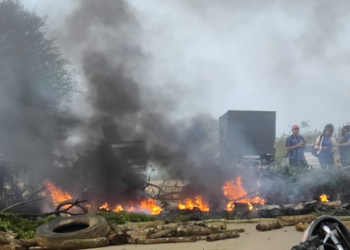 Cansados de promessas do Governo da Bahia, moradores de Coração de Maria protestam na BA-084