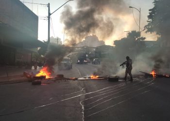 Policiais atuam contra manifestação na madrugada desta quinta-feira, em Candeias