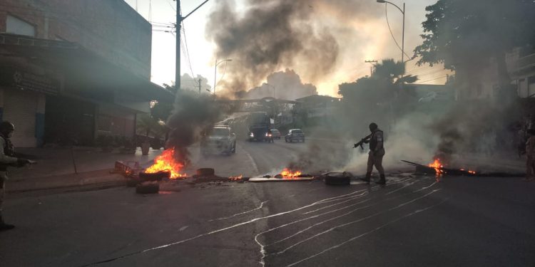 Policiais atuam contra manifestação na madrugada desta quinta-feira, em Candeias