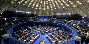 Senado aprova projeto que cria auxílio-gasolina e fundo de estabilização dos preços