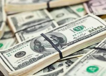 Dólar opera em queda e chega a R$ 4,99
