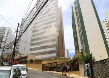 Apartamento em prédio de luxo na Graça pega fogo e assusta moradores