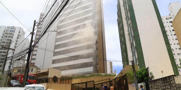 Apartamento em prédio de luxo na Graça pega fogo e assusta moradores