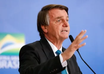 Presidente Jair Bolsonaro edita medida para reduzir fila do INSS