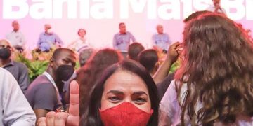 Prefeita de Lauro de Freitas tem celular furtado no evento do PT com Lula em Salvador