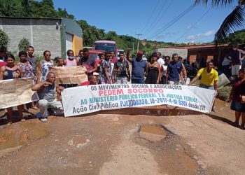 Manifestantes travam a BA 251, entre Ilhéus e Buerarema