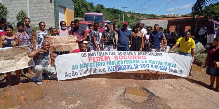 Manifestantes travam a BA 251, entre Ilhéus e Buerarema