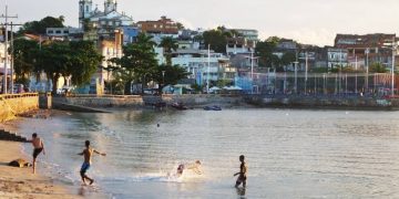 Dois corpos são encontrados na praia da Ribeira, em Salvador
