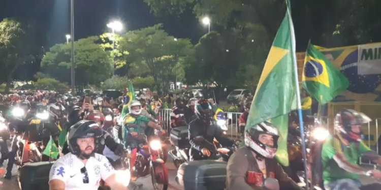 “Motociata” de Bolsonaro chega a BH e leva multidão às ruas