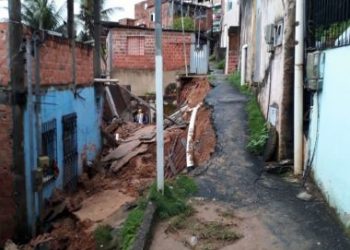 Rua fica destruída após desabamento no bairro de Jardim Cajazeiras