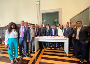 Com Geraldo Jr. em campanha no Oeste, vereadores improvisam sessão após encontrarem plenário da Câmara fechado