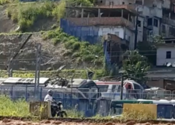 URGENTE! Vagão do metrô descarrila e tomba em Salvador