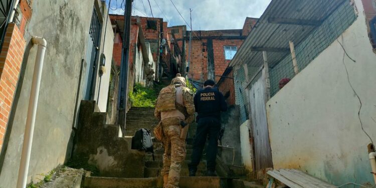 Polícia Federal deflagra operação para combater furto em agência da Caixa em Salvador
