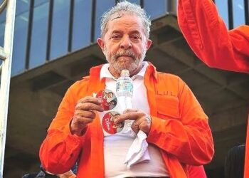 Ex-presidiário Lula é desmascarado mais uma vez