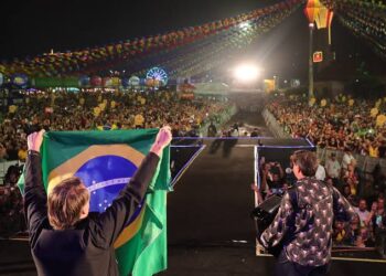 Bolsonaro é ovacionado por milhares de pessoas, desbanca artistas e vira ’atração principal’ no São João de Caruaru