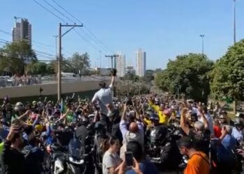 Com Tereza Cristina na garupa, Bolsonaro participa de enorme “motociata” em Campo Grande