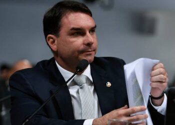 Flávio Bolsonaro vê ação eleitoreira na CPI do MEC e se movimenta para evitar danos