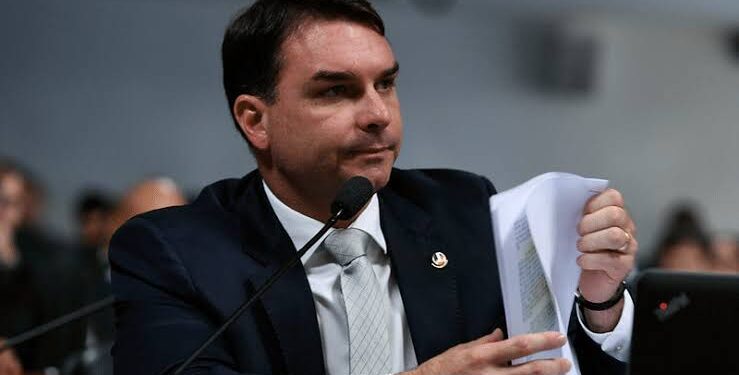 Flávio Bolsonaro vê ação eleitoreira na CPI do MEC e se movimenta para evitar danos