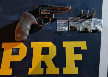 Mulher é presa após ser flagrada transportando drogas e armas em carro de aplicativo