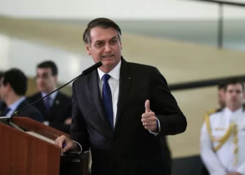 Bolsonaro diz que RJ vai reduzir ICMS e gasolina deve cair R$ 1,30