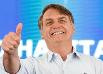 Bolsonaro consegue aprovação de PEC que aumenta Auxílio Brasil para R$ 600 e voucher de R$ 1 mil para caminhoneiros