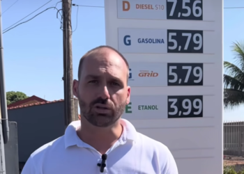 Eduardo Bolsonaro mostra queda dos combustíveis na bomba e dispara: “Isso é trabalho do presidente Bolsonaro e do Congresso”