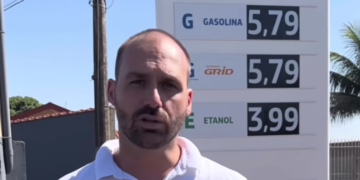 Eduardo Bolsonaro mostra queda dos combustíveis na bomba e dispara: “Isso é trabalho do presidente Bolsonaro e do Congresso”