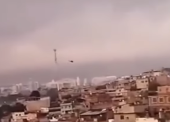 Helicóptero da polícia é alvo de criminosos no Complexo do Alemão (RJ)