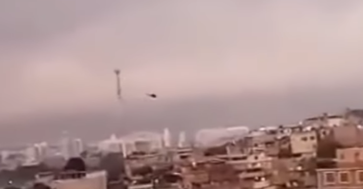 Helicóptero da polícia é alvo de criminosos no Complexo do Alemão (RJ)