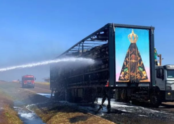 Carreta pega fogo, mas imagem de Nossa Senhora Aparecida permanece intacta